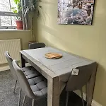 Superb Peaceful 1 Bed In St George. דירה