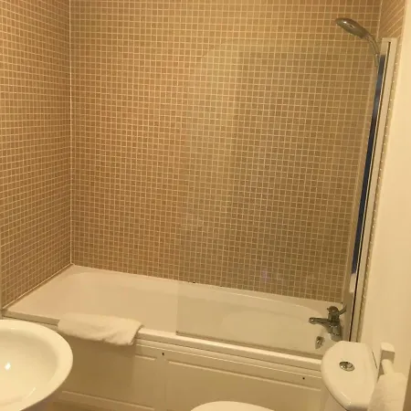 Daire Superb Peaceful 1 Bed In St George. *