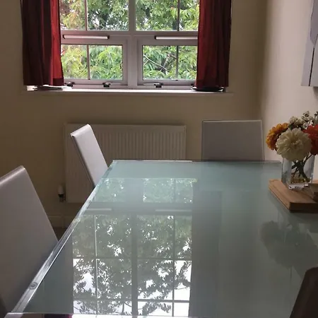 Superb Peaceful 1 Bed In St George. Daire *