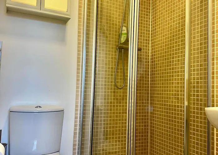 Daire Superb Peaceful 1 Bed In St George. *